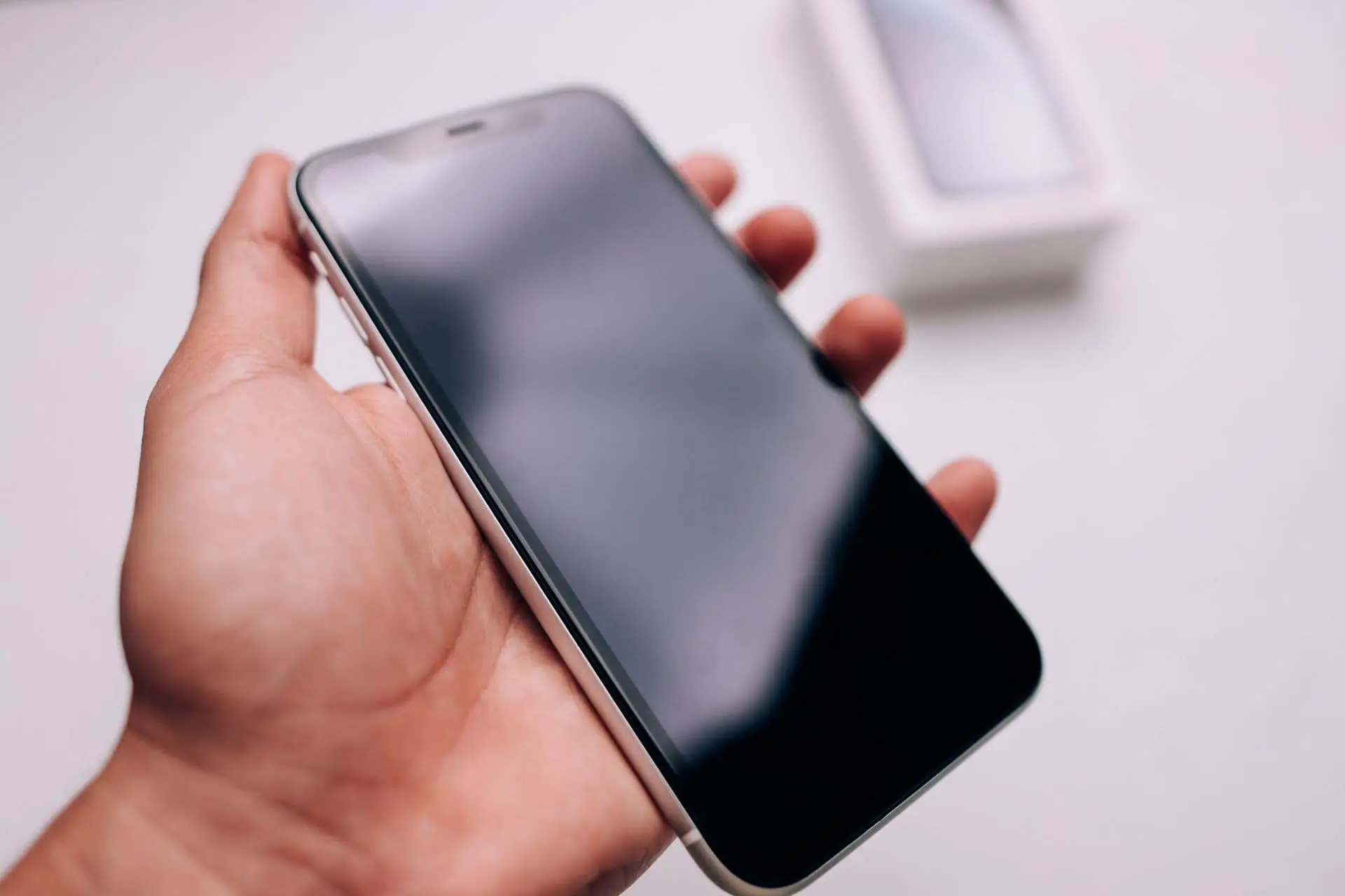 Mano sosteniendo un celular, sitio optimizado para el teléfono